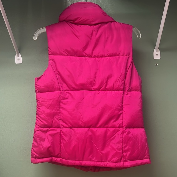 Old Navy Women’s Small magenta puffer vest with pockets like new condition - Picture 5 of 5